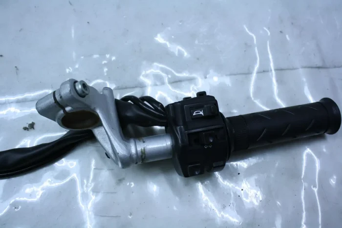 m235-cbr-125-gasgriff-lenkerschalter-rechts-gaszug-gebraucht-1 Honda CBR 125 Gasgriff Lenkerschalter rechts Gaszug