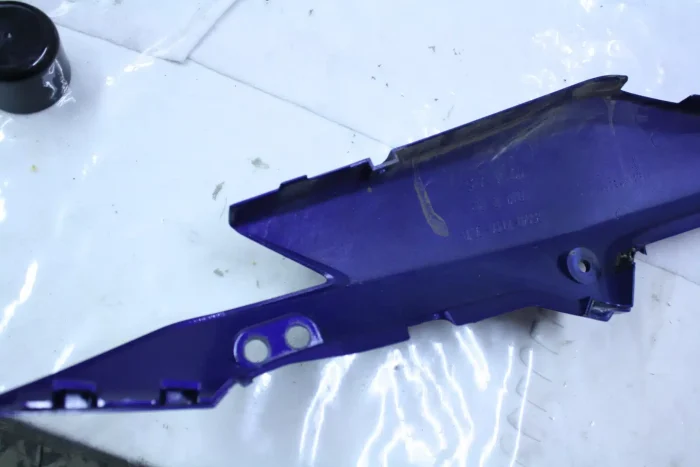 m254-cbr-125-seitenverkleidung-unter-sitzbank-verkleidung-gebraucht-3 Honda CBR 125 Seitenverkleidung unter Sitzbank Verkleidung