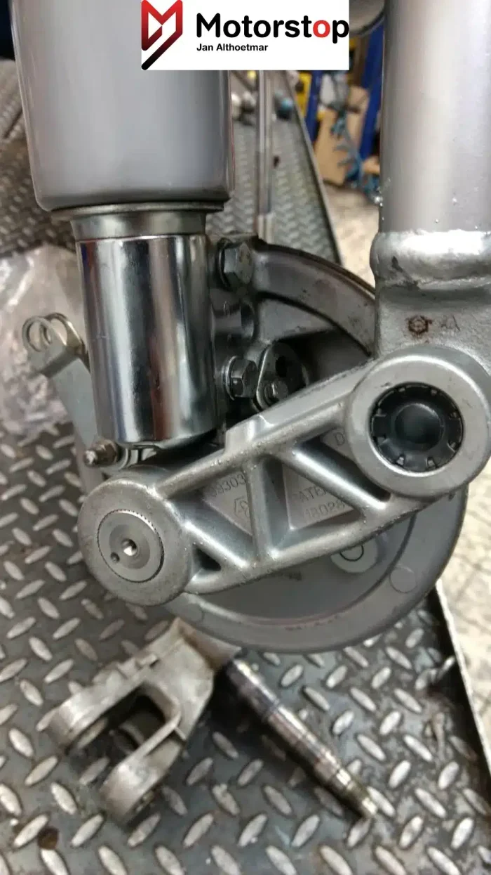 vespa-px-pk-cosa-t5-schwingenlager-gabelschwinge-wechseln_01 Vespa PX PK Cosa T5 Schwingenlager Gabelschwinge wechseln